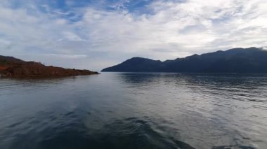 Güzel deniz manzarası ve kumsal.