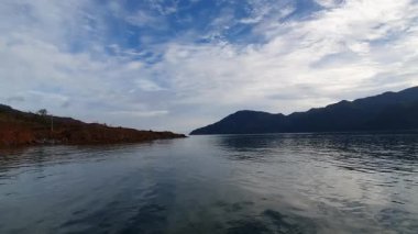 Dağlarda deniz olan güzel bir manzara.