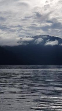Dağları ve bulutları olan güzel bir manzara