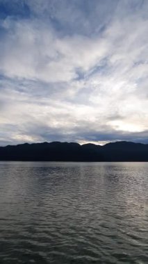 Dağları ve bulutları olan güzel bir manzara