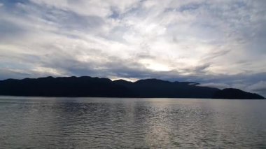 Parlak gün batımının güzel manzarası