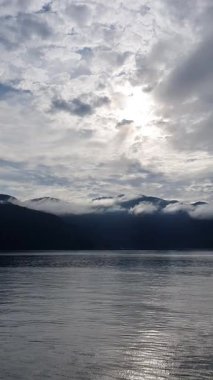 Denizin üzerinde güzel bir gün batımı