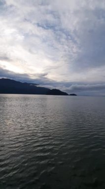 Kumsal, deniz, dağlar ve gökyüzü 