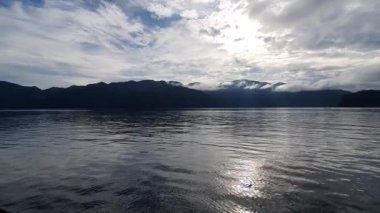 mavi deniz ve dağlar 