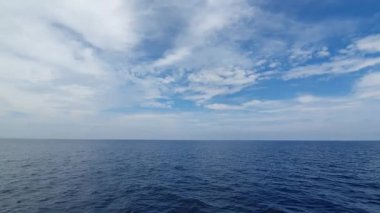 Bulutlu ve güneşli güzel gökyüzü