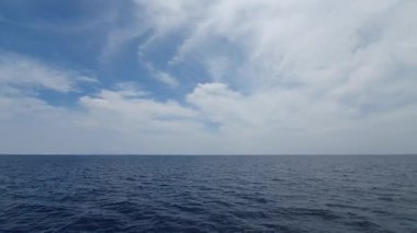 Bulutlu güzel deniz ve mavi gökyüzü