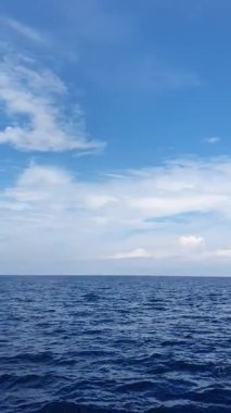 Mavi gökyüzü ile güzel deniz manzarası