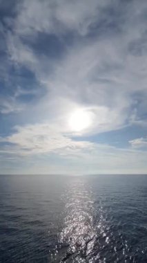 Mavi gökyüzü ve sakin okyanus