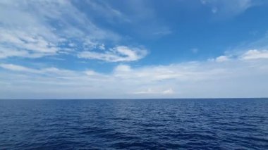 Güzel gökyüzü, mavi deniz ve mavi gökyüzü, doğal bulutlar, arka plan