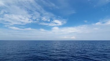 Güzel deniz ve mavi gökyüzü arka plan