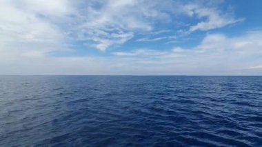 Güzel deniz ve mavi gökyüzü