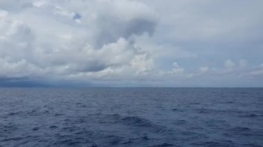 güzel manzara mavi gökyüzü ile