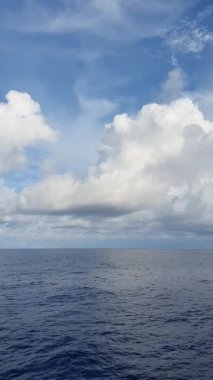 Deniz ve gökyüzü manzarası