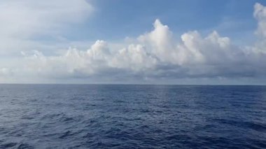 Beyaz köpüklü mavi su