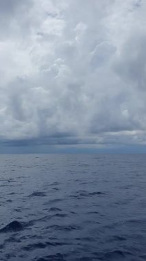 Mavi deniz ve gökyüzündeki bulutlar