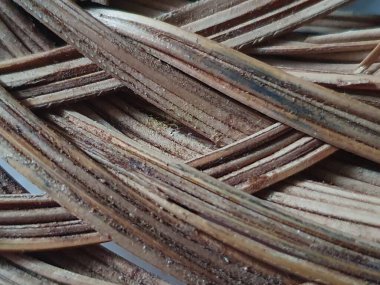 Beyaz arkaplanı olan ahşap bir masayı kapat.