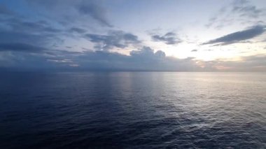Okyanusun üzerinde gün batımı