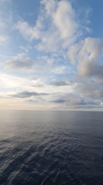 Deniz, dalgalar, bulutlar ve gökyüzü 