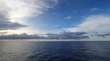 Dalgalı ve bulutlu güzel deniz manzarası.