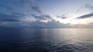 Denizin üzerinde güzel bir gün batımı