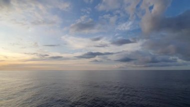 Deniz, dalga, bulutlar ve gökyüzü 