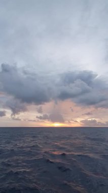 Denizin üzerinde güzel bir gün batımı