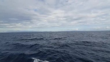 Okyanus tekneden görünüyor.