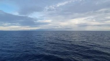 Bulutlu mavi gökyüzü ile güzel bir manzara