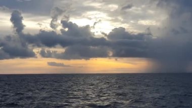 Denizde gün batımı