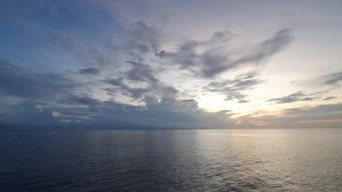 Denizin üzerinde güzel bir gün batımı