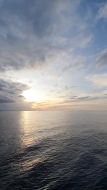 günbatımı okyanus üzerinde