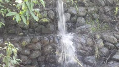 Kayalara su damlaları, doğa arka planı.