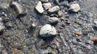 Kayalara su damlatıyor.