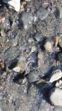 Su yüzeyi, taşlar ve çakıl taşları