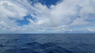 Mavi gökyüzü ve okyanus, güzel doğa arka planı