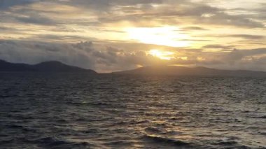 Denizin üzerinde güzel bir gün batımı