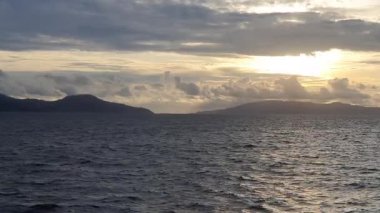 Denizin üzerinde gün batımı