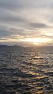 Denizin üzerinde güzel bir gün batımı