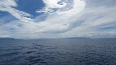 Mavi deniz, dalga ve bulutlu 