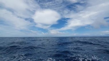 adanın denizi, mavi gökyüzü ve bulutlar