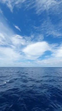 Güzel beyaz bulutlu mavi deniz