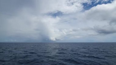 Denizin üzerinde fırtına bulutları