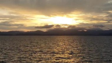 Denizin üzerinde güzel bir gün batımı