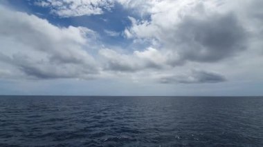 Mavi gökyüzü ve denizin arka plan