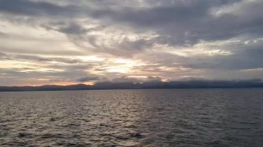 Denizin üzerinde güzel bir gün batımı
