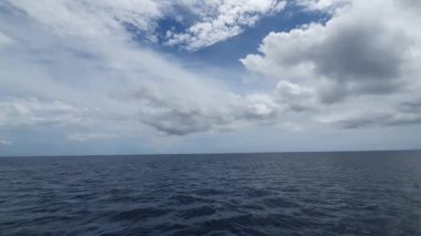 mavi deniz ve bulutlar