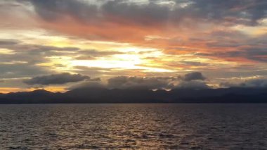 Denizin üzerinde gün batımı