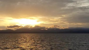 Denizin üzerinde güzel bir gün batımı
