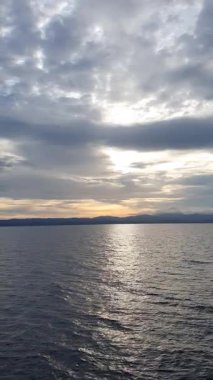 Denizin üzerinde gün batımı