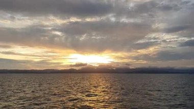 Denizin üzerinde güzel bir gün batımı